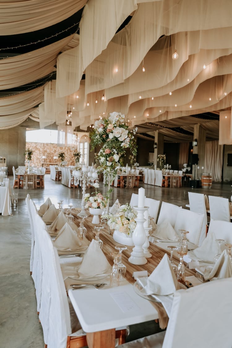 Modern and elegant wedding reception décor in a large wedding venue at Lezar Opstal Wedding Venue Heidelberg