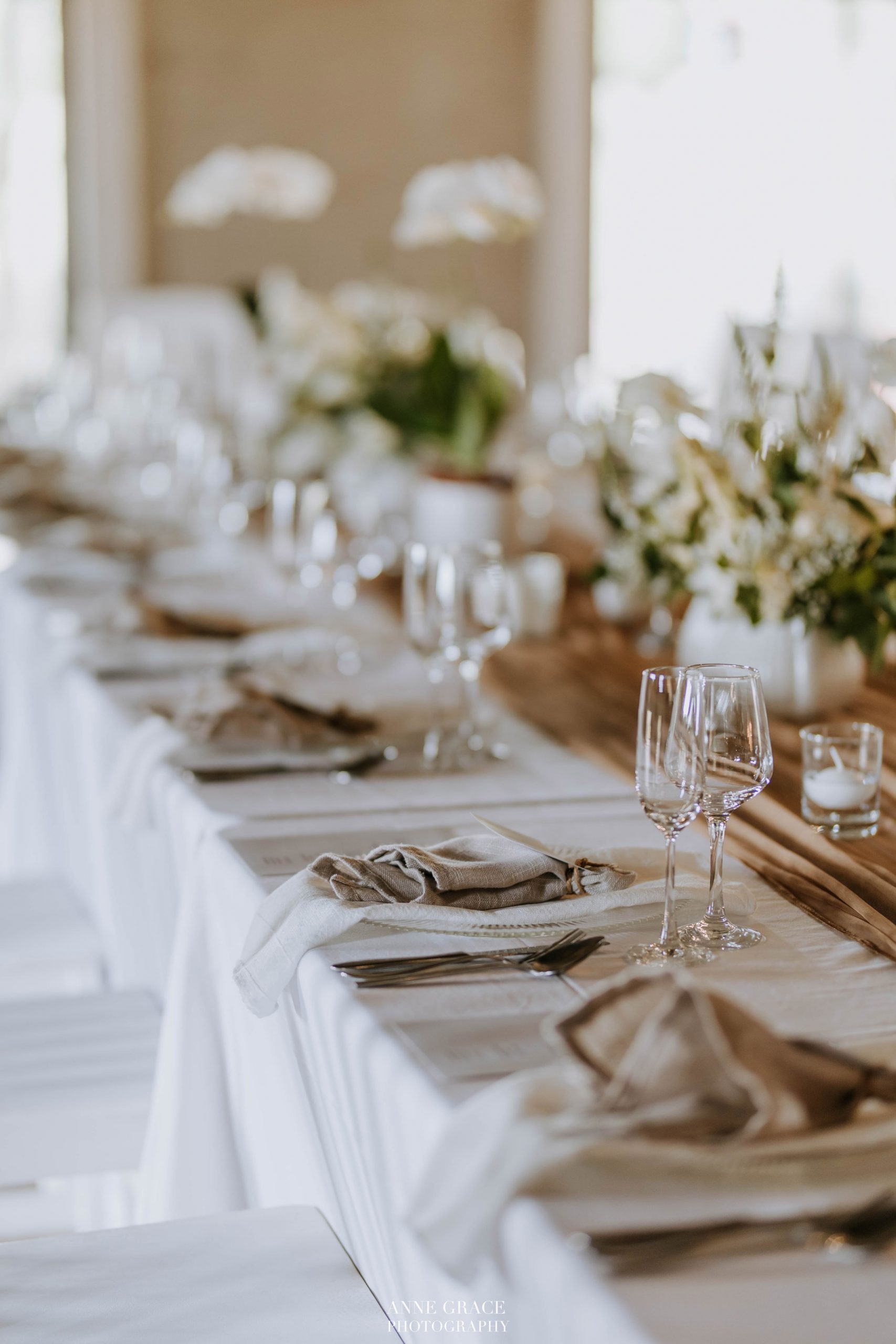 Close-up of elegant wedding reception table décor with floral centerpiece and refined styling at Lezar Opstal Heidelberg